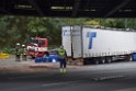 LKW blieb unter Bruecke haengen Koeln Ehrenfeld Innere Kanalstr Hornstr P344